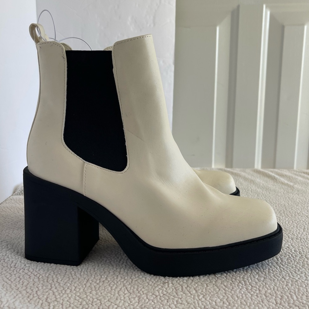 Mia Dru Booties NWOB white black chunk heel boot